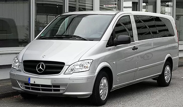 Limousine & Large Taxis: Best for group to get from Changi airport to city